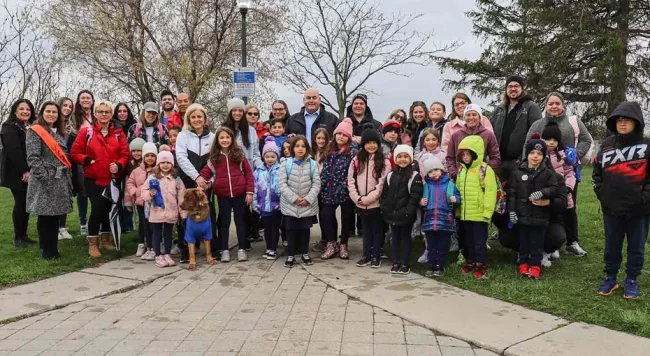 Mayor Steven Del Duca with students