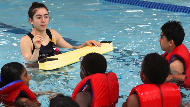 Kids in the pool with a swim instructor