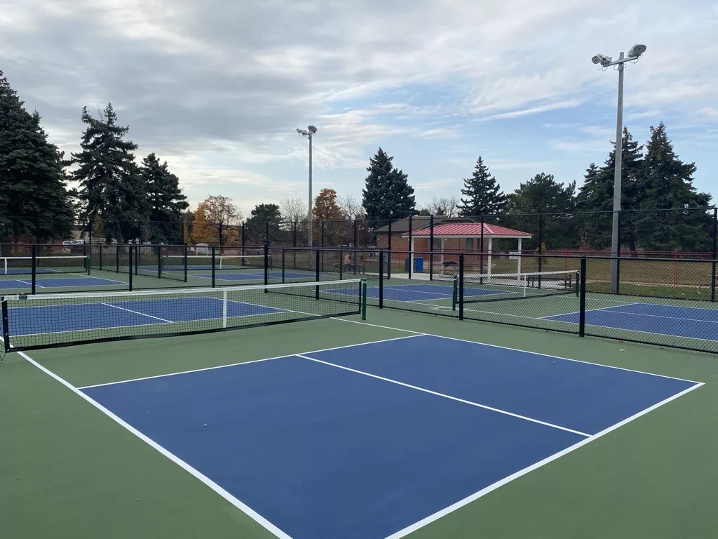 photo of pickleball courts at Le Parc Park